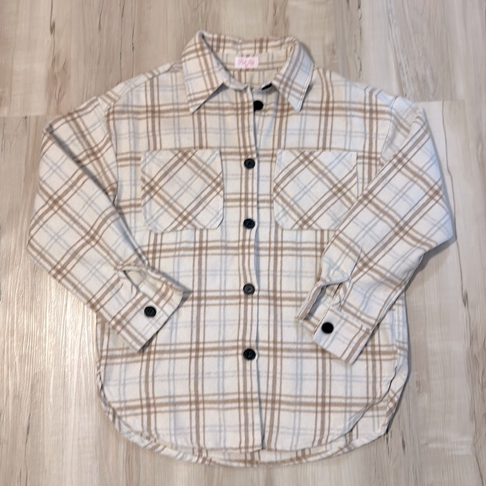 Pink Lily cream/tan & blue plaid button down collard shaket! Size medium, fall!!